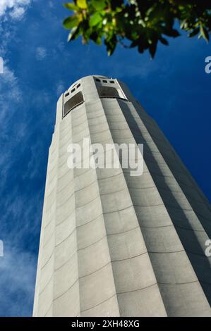 La semplice torre scanalata Coit a San Francisco, CALIFORNIA, prende il nome da Lillie Hitchcock Coit, una ricca eccentrica e patrona dei vigili del fuoco della città. Coit Foto Stock