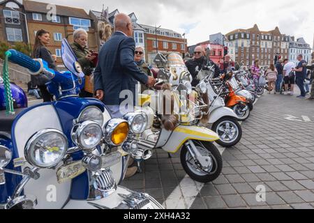 Inghilterra, Kent, Margate, il Big 7 National Scooter Rally, fila di scooter d'epoca sul lungomare di Margate Foto Stock