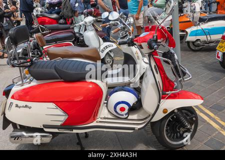 Inghilterra, Kent, Margate, il Big 7 National Scooter Rally, fila di scooter d'epoca sul lungomare di Margate Foto Stock