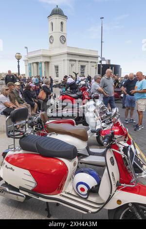 Inghilterra, Kent, Margate, il Big 7 National Scooter Rally, fila di scooter d'epoca sul lungomare di Margate Foto Stock