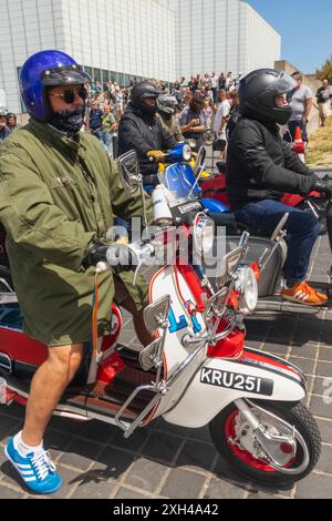 Inghilterra, Kent, Margate, il Big 7 National Scooter Rally, gruppo di Scooter Riders sul Margate Seafront Foto Stock