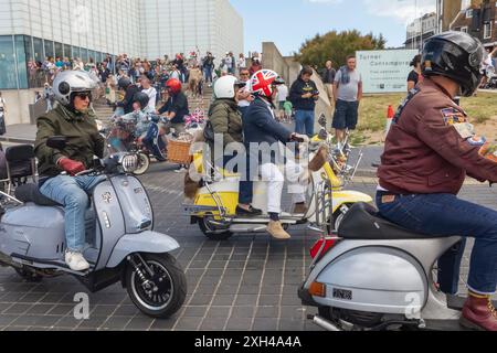 Inghilterra, Kent, Margate, il Big 7 National Scooter Rally, gruppo di anziani Scooter Riders d'epoca sul lungomare di Margate Foto Stock