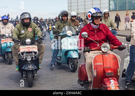 Inghilterra, Kent, Margate, il Big 7 National Scooter Rally, gruppo di anziani Scooter Riders d'epoca sul lungomare di Margate Foto Stock