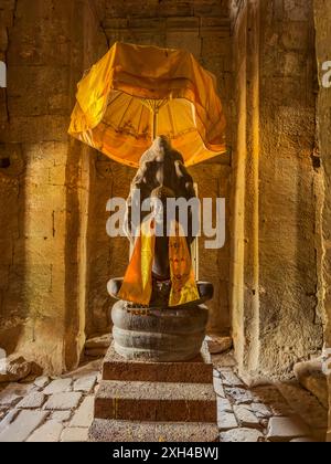 Bayon, il tempio di stato della fine del XII secolo del re Jayavarman VII , situato nel mezzo di Angkor Thom, in Cambogia. Foto Stock