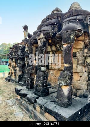 La Terrazza degli Elefanti, parte della città fortificata di Angkor Thom, un complesso di templi in rovina in Cambogia. Foto Stock