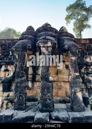 La Terrazza degli Elefanti, parte della città fortificata di Angkor Thom, un complesso di templi in rovina in Cambogia. Foto Stock