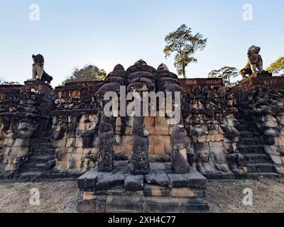 La Terrazza degli Elefanti, parte della città fortificata di Angkor Thom, un complesso di templi in rovina in Cambogia. Foto Stock