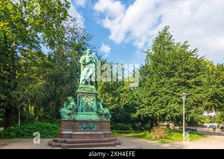 Düsseldorf: Edificio di Kö-Bogen di Daniel Libeskind, monumento di Peter von Cornelius a Düsseldorf und Neanderland, Nordrhein-Westfalen, Renania settentrionale-Westph Foto Stock