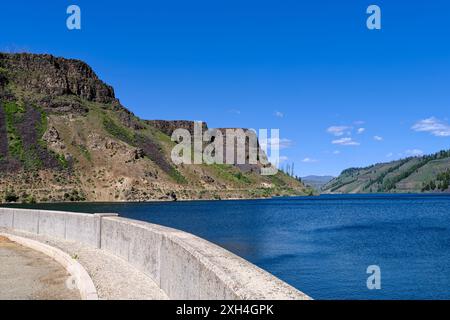 Vista del bacino idrico e delle scogliere di basalto dalla cima della diga Anderson Ranch vicino a Mountain Home in Idaho, Stati Uniti Foto Stock