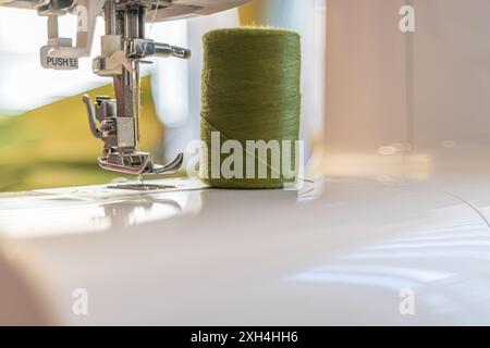 Ago elettrico per macchina da cucire con bobine di filettatura Foto Stock