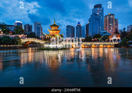 Guiyang, Cina skyline al Padiglione Jiaxiu sul Fiume Nanming. Foto Stock