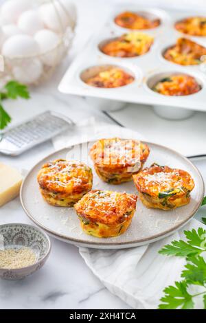 Muffin salutari fatti in casa con spinaci e formaggio, colazione a base di proteine e carboidrati a basso contenuto di carboidrati Foto Stock