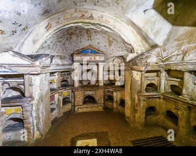 Columbarium di Pomponio Ilas - piccole strutture architettoniche a forma di edicole, con piccole colonne e un timpano, decorato con dipinti e stucchi - la costruzione della tomba, come testimoniano altre iscrizioni, risale tra il principato di Tiberio e quello di Claudio (14-51 d.C.), ma continuò ad essere utilizzato più tardi, in età Flaviana (69-96 d.C.), quando il mosaico di Pomponio Ilas e alcuni cambiamenti all'apparato decorativo, fino all'età Antonina (138-161 d.C.) - Parco degli Scipioni, Roma, Italia Foto Stock