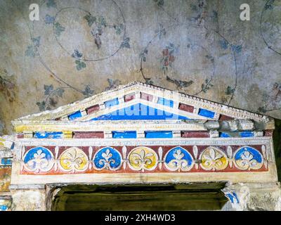 Columbarium di Pomponio Ila - piccole strutture architettoniche a forma di edicole, con piccole colonne e un timpano, decorate con dipinti policromi e stucchi - lo stile decorativo è attinente all'età Flaviana - la costruzione della tomba, come testimoniano altre iscrizioni, risalgono al periodo compreso tra il principato di Tiberio e quello di Claudio (14-51 d.C.), ma continuò ad essere utilizzato più tardi, in età Flaviana (69-96 d.C.), quando il mosaico di Pomponio Ilas e alcuni cambiamenti all'apparato decorativo, fino all'età Antonina (138-161 d.C.) - Parco degli Scipioni, Roma, Italia Foto Stock