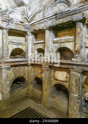 Columbarium di Pomponio Hylas - piccole strutture architettoniche a forma di edicole, con piccole colonne e un timpano - la costruzione della tomba, come testimoniano altre iscrizioni, risale tra il principato di Tiberio e quello di Claudio (14-51 d.C.), ma continuò ad essere utilizzato più tardi, in età Flaviana (69-96 d.C.), quando il mosaico di Pomponio Ilas e alcuni cambiamenti all'apparato decorativo, fino all'età Antonina (138-161 d.C.) - Parco degli Scipioni, Roma, Italia Foto Stock