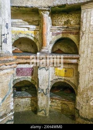 Columbarium di Pomponio Ilas - piccole strutture architettoniche a forma di edicole, con piccole colonne e un timpano, decorato con dipinti e stucchi - la costruzione della tomba, come testimoniano altre iscrizioni, risale tra il principato di Tiberio e quello di Claudio (14-51 d.C.), ma continuò ad essere utilizzato più tardi, in età Flaviana (69-96 d.C.), quando il mosaico di Pomponio Ilas e alcuni cambiamenti all'apparato decorativo, fino all'età Antonina (138-161 d.C.) - Parco degli Scipioni, Roma, Italia Foto Stock