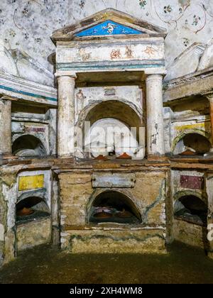 Columbarium di Pomponio Ilas - piccole strutture architettoniche a forma di edicole, con piccole colonne e un timpano, decorato con dipinti policromi e stucchi - la costruzione della tomba, come testimoniano altre iscrizioni, risale tra il principato di Tiberio e quello di Claudio (14-51 d.C.), ma continuò ad essere utilizzato più tardi, in età Flaviana (69-96 d.C.), quando il mosaico di Pomponio Ilas e alcuni cambiamenti all'apparato decorativo, fino all'età Antonina (138-161 d.C.) - Parco degli Scipioni, Roma, Italia Foto Stock