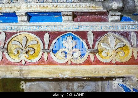 Columbarium di Pomponio Ila - piccole strutture architettoniche a forma di edicole, con piccole colonne e un timpano, decorate con dipinti policromi e stucchi - lo stile decorativo è attinente all'età Flaviana - la costruzione della tomba, come testimoniano altre iscrizioni, risalgono al periodo compreso tra il principato di Tiberio e quello di Claudio (14-51 d.C.), ma continuò ad essere utilizzato più tardi, in età Flaviana (69-96 d.C.), quando il mosaico di Pomponio Ilas e alcuni cambiamenti all'apparato decorativo, fino all'età Antonina (138-161 d.C.) - Parco degli Scipioni, Roma, Italia Foto Stock