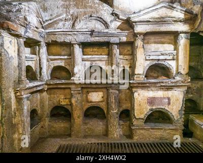 Columbarium di Pomponio Hylas - piccole strutture architettoniche a forma di edicole, con piccole colonne e un timpano - la costruzione della tomba, come testimoniano altre iscrizioni, risale tra il principato di Tiberio e quello di Claudio (14-51 d.C.), ma continuò ad essere utilizzato più tardi, in età Flaviana (69-96 d.C.), quando il mosaico di Pomponio Ilas e alcuni cambiamenti all'apparato decorativo, fino all'età Antonina (138-161 d.C.) - Parco degli Scipioni, Roma, Italia Foto Stock