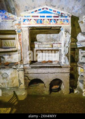 Columbarium di Pomponio Ila - piccole strutture architettoniche a forma di edicole, con piccole colonne e un timpano, decorate con dipinti policromi e stucchi - lo stile decorativo è attinente all'età Flaviana - la costruzione della tomba, come testimoniano altre iscrizioni, risalgono al periodo compreso tra il principato di Tiberio e quello di Claudio (14-51 d.C.), ma continuò ad essere utilizzato più tardi, in età Flaviana (69-96 d.C.), quando il mosaico di Pomponio Ilas e alcuni cambiamenti all'apparato decorativo, fino all'età Antonina (138-161 d.C.) - Parco degli Scipioni, Roma, Italia Foto Stock