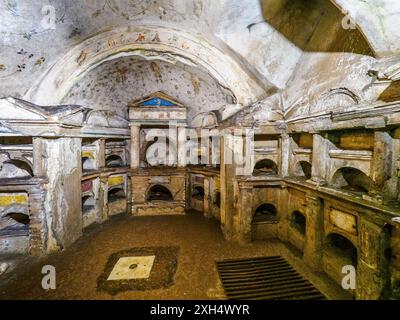 Columbarium di Pomponio Ilas - piccole strutture architettoniche a forma di edicole, con piccole colonne e un timpano, decorato con dipinti e stucchi - la costruzione della tomba, come testimoniano altre iscrizioni, risale tra il principato di Tiberio e quello di Claudio (14-51 d.C.), ma continuò ad essere utilizzato più tardi, in età Flaviana (69-96 d.C.), quando il mosaico di Pomponio Ilas e alcuni cambiamenti all'apparato decorativo, fino all'età Antonina (138-161 d.C.) - Parco degli Scipioni, Roma, Italia Foto Stock