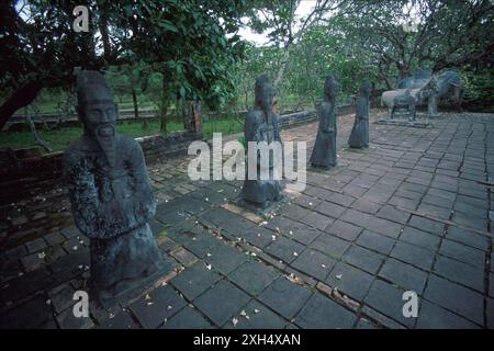 Statue di mandarini, passeggiata della Guardia d'Onore, Tomba di Thu Duc, Hue, provincia di Thua Thien Hue, Vietnam Foto Stock