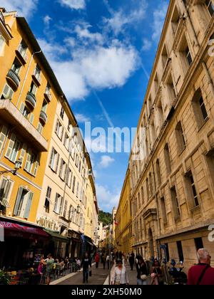 Nizza, Francia - 19 maggio 2024: Piccola, stretta strada alberata vicino alla cattedrale di Nizza, Francia. Foto Stock
