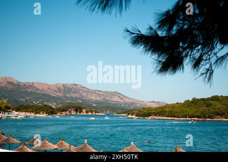 Vista panoramica di Ksamil, riviera albanese. Isole Ksamil vicino Saranda. Foto Stock