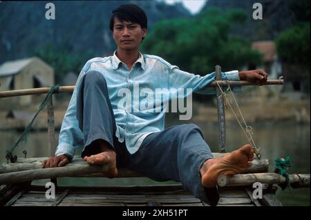 Barca a remi con piedi, catturata nel 1998, Kenh GA, provincia di Ninh Binh, Delta del fiume Rosso, Vietnam Foto Stock