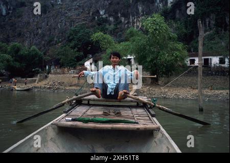 Barca a remi con piedi, catturata nel 1998, Kenh GA, provincia di Ninh Binh, Delta del fiume Rosso, Vietnam Foto Stock