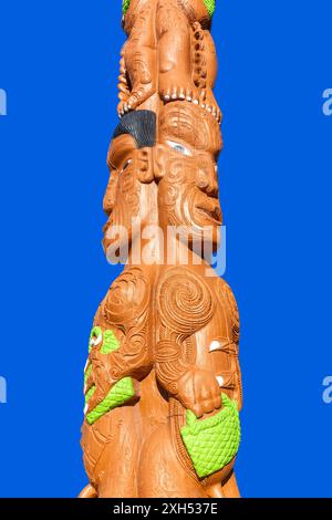 Sculture maori all'esterno dell'edificio te Puna Wanaka, Ara Institute of Canterbury, City Campus, Madras St, Christchurch (Ōtautahi), Canterbury, nuova Zelanda Foto Stock