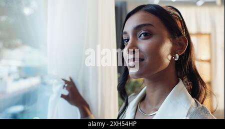 Donna indiana, felice o vetro a casa con pensiero o positivo, idea o pianificazione per il lavoro. Insegnante donna, finestra o casa con riflessione per l'inverno Foto Stock