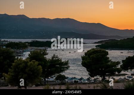 Vista panoramica di Ksamil, riviera albanese. Isole Ksamil vicino Saranda. Foto Stock