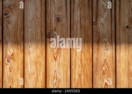 Pannelli verticali in legno con luce solare parziale orizzontale, carta da parati astratta Foto Stock