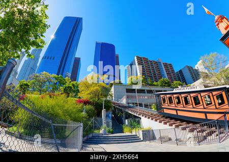 Los Angeles, California - 10 aprile 2024: Vista grandangolare della funicolare Angels Flight all'ingresso della stazione inferiore, dominata da un paesaggio lussureggiante e towe Foto Stock