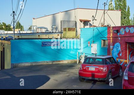 Lavanderia automatica Wash Plus con esterno ciano e rosso a Sebastopol, California. Foto Stock