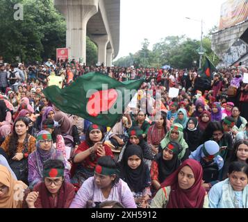 Dacca. 12 luglio 2024. Gli studenti protestano contro un sistema di reclutamento per i posti di lavoro governativi a Dacca, Bangladesh, 11 luglio 2024. PER ANDARE CON "gli studenti del Bangladesh protestano il sistema di quote per i posti di lavoro del governo" credito: Xinhua/Alamy Live News Foto Stock