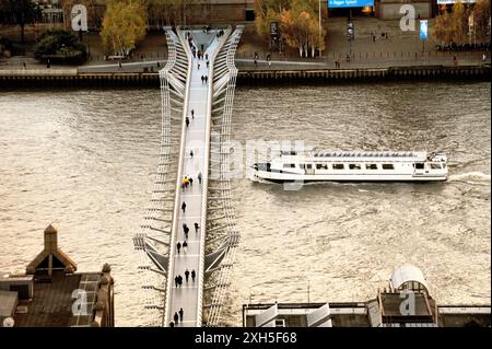 A sud di Londra il millennio passerella sul fiume Tamigi. Links Bankside con la città sul lato nord. Londra, Inghilterra Foto Stock