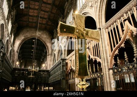 Cattedrale di Manchester, Inghilterra. Guardando ad ovest verso il basso gli stalli del coro e la navata dal altare crocifisso Foto Stock