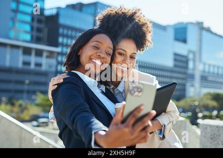 Gruppo diversificato di imprenditori urbani che portano Selfie in città Foto Stock