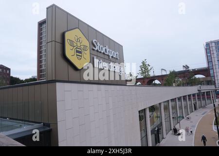 Stockport Inghilterra Regno Unito 24 marzo 2024 stazione degli autobus di Stockport City Centre, parte di un nuovo interscambio di trasporti. L'interscambio è stato aperto al pubblico nel marzo 2024 Foto Stock