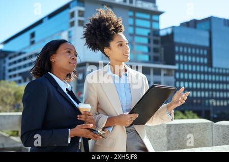 Gruppo diversificato di imprenditrici nere che discutono di Business in Urban Environment Foto Stock