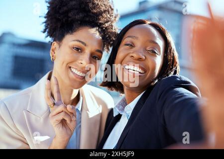 Diverse donne professionali che scattano selfie in ambiente urbano, sorridenti e felici momenti Foto Stock