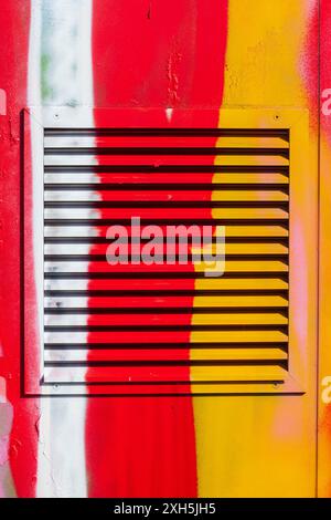 Fessure di ventilazione colorate su una scatola di distribuzione per elettricità, sfondo, Germania Foto Stock