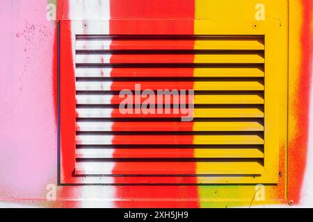 Fessure di ventilazione colorate su una scatola di distribuzione per elettricità, sfondo, Germania Foto Stock