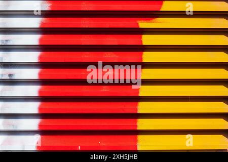 Fessure di ventilazione colorate su una scatola di distribuzione per elettricità, sfondo, Germania Foto Stock