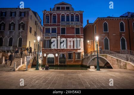 Notte tranquilla nella città di Venezia, in Italia. Ponti sul canale Rio di San Luca da piazza campo Manin nel sestiere di San Marco. Sulla sinistra Ponte de l Foto Stock