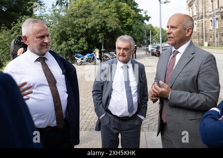 Dresda, Germania. 12 luglio 2024. Thomas Blenke (l-r), Segretario di Stato presso il Ministero degli interni del Baden-Württemberg, Herbert Reul, Ministro degli interni della Renania settentrionale-Vestfalia, e Roman Poseck (tutti CDU), Ministro degli interni dell'Assia, intervengono prima di una sessione fotografica. I ministri degli interni degli stati guidati dalla CDU si riuniranno a Dresda l'11 e il 12 luglio 2024. Crediti: Sebastian Kahnert/dpa/Alamy Live News Foto Stock