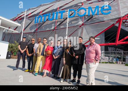 Los Angeles, Stati Uniti. 11 luglio 2024. Le persone viste fuori dall'Intuit Dome, la nuova casa dei Los Angeles Clippers, si vedono durante un'anteprima stampa di presentazione artistica a Los Angeles, California. (Foto di Ringo Chiu/SOPA Images/Sipa USA) credito: SIPA USA/Alamy Live News Foto Stock