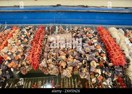 atene grecia UE- pomodori al peperoncino all'aglio appesi ai ganci nella porta del negozio di spezie e erbe aromatiche Foto Stock